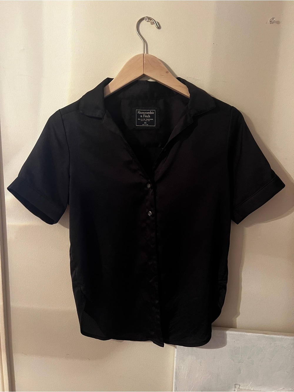 Abercrombie & Fitch women’s silk Black Short-Sleeve Button-Down Shirt